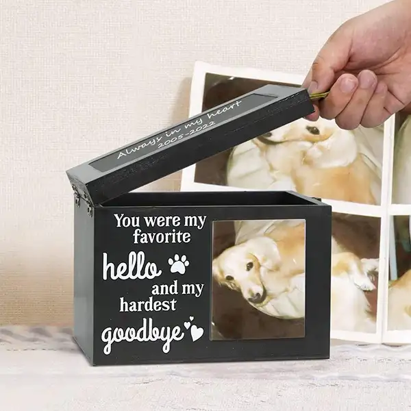 pet-memorial-keepsake-box-with-writable-black-message-plate (4) A hand is opening a black pet memorial keepaske box