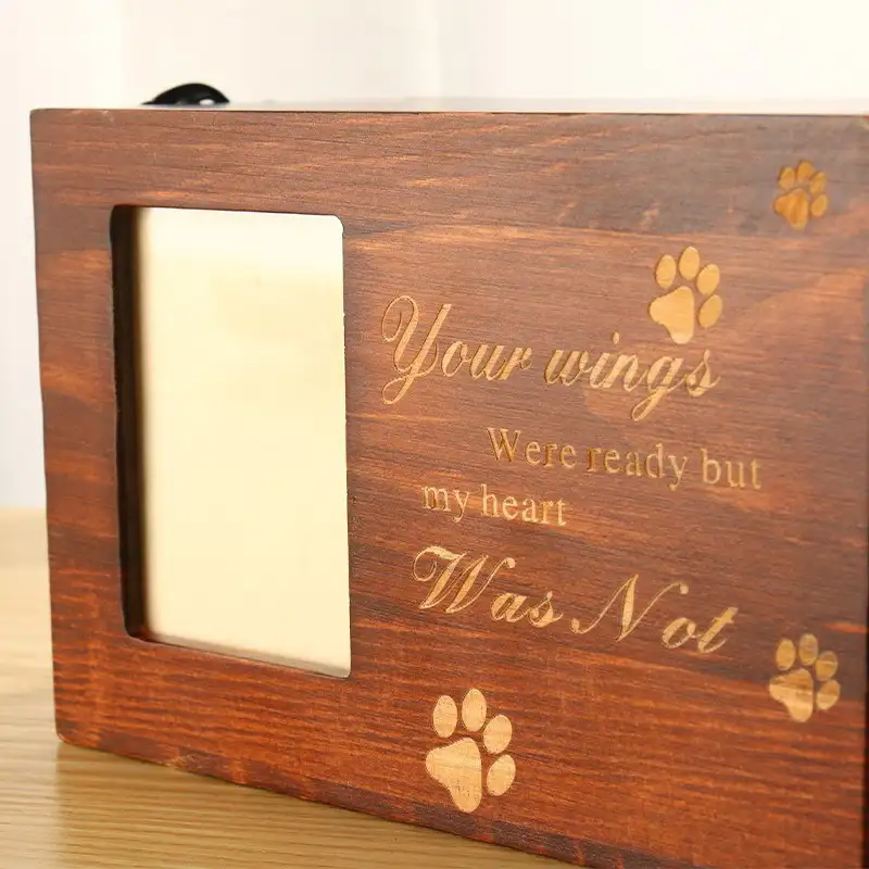 wooden-pet-keepsake-box-with-photo-frame-for-dogs-or-cats (5) The detailde front image of the pet keepsake box