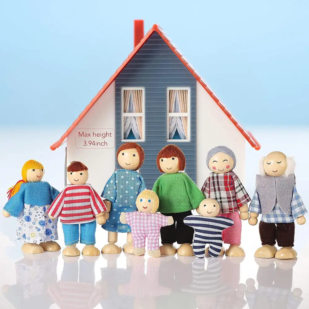 There are 8 family dollhouse dolls